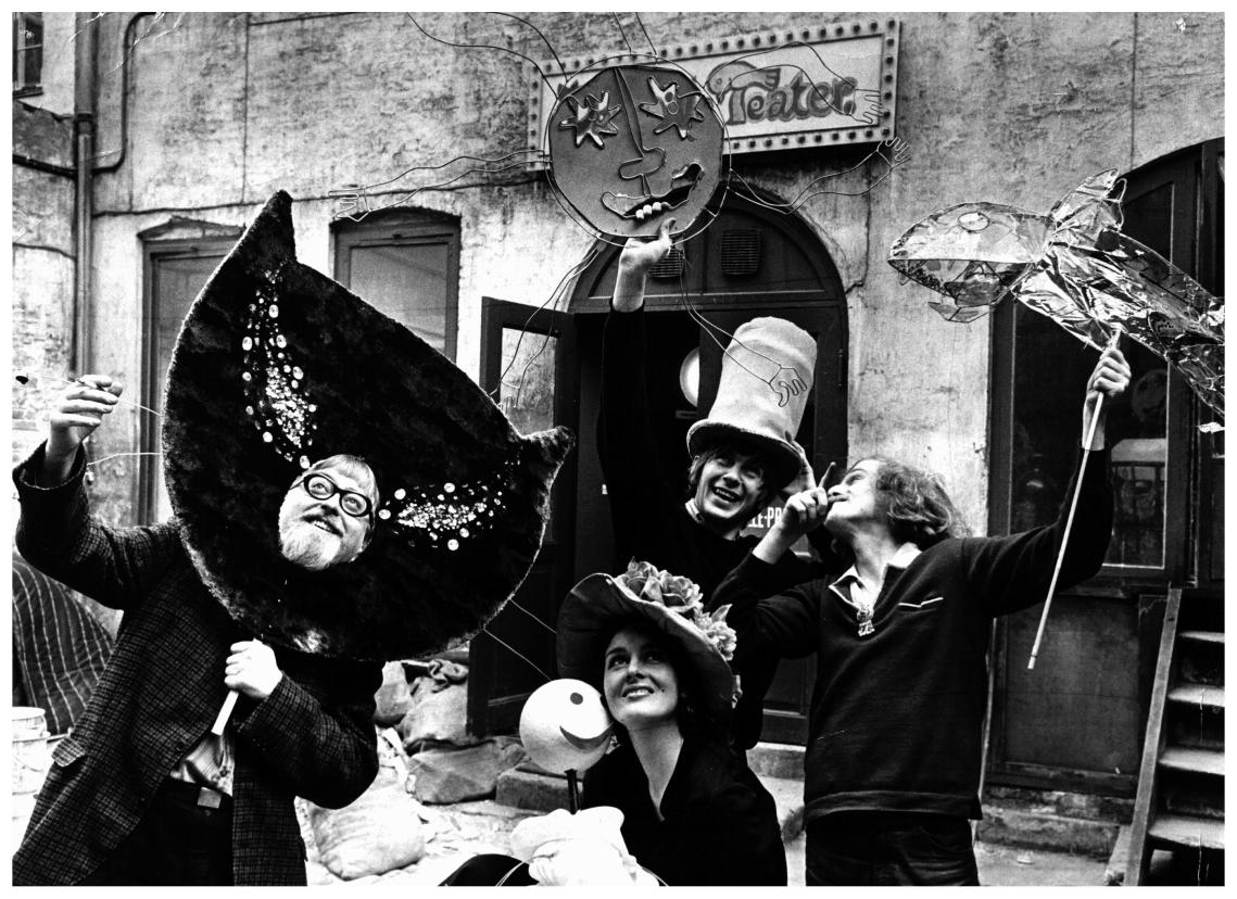 Fra forestillingen I "Maven over byen" (1970).