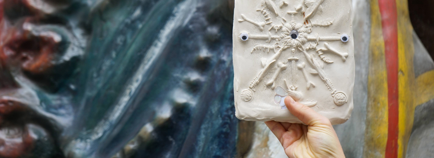 Hånd der holdet et relief