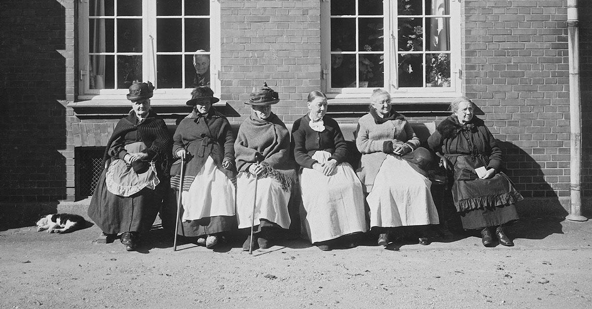 Ældre kvinder på en bænk i solen i De Gamles By, 1920'erne