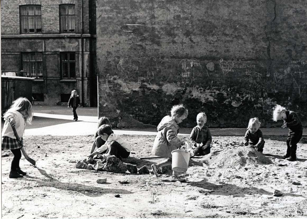 S/H foto af børn, der leger i sandkasse
