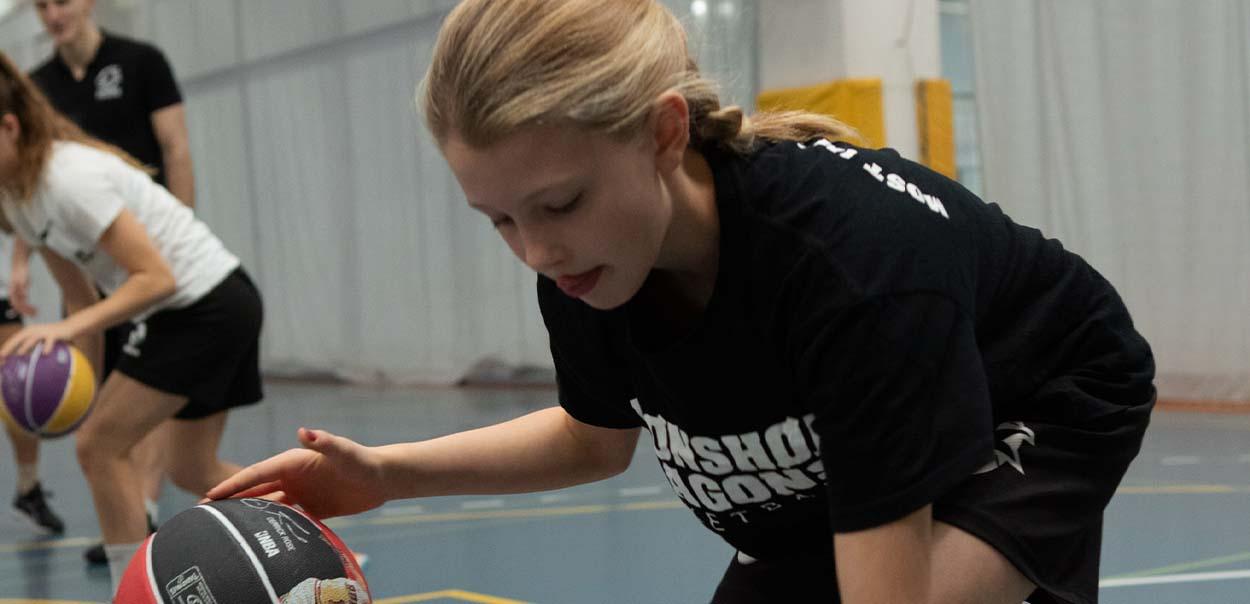 Barn som dribler med en basketball