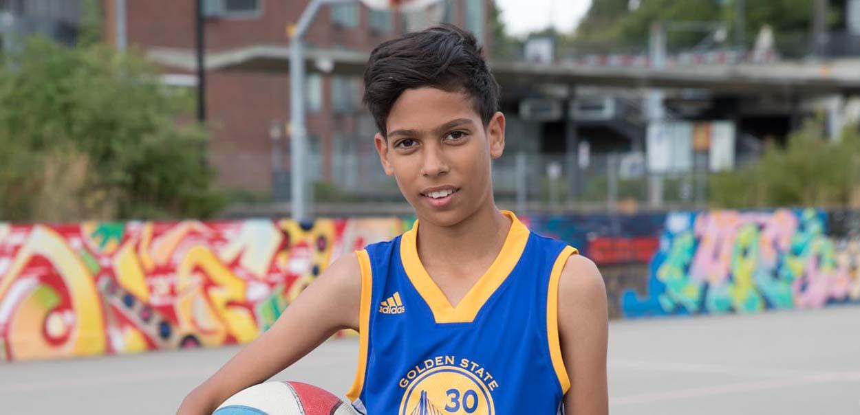 dreng udendørs med basketball