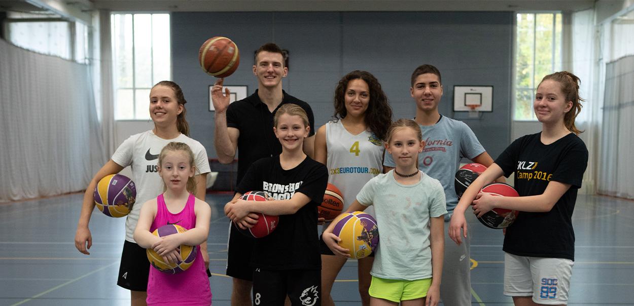 En flok basketballspillere