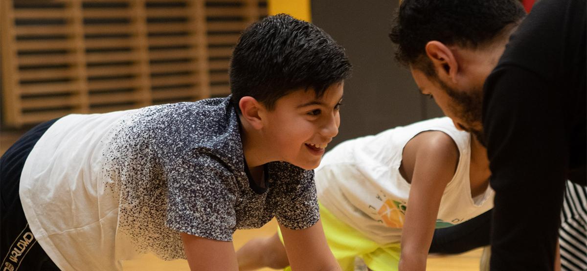 Glad barn ligger i planke