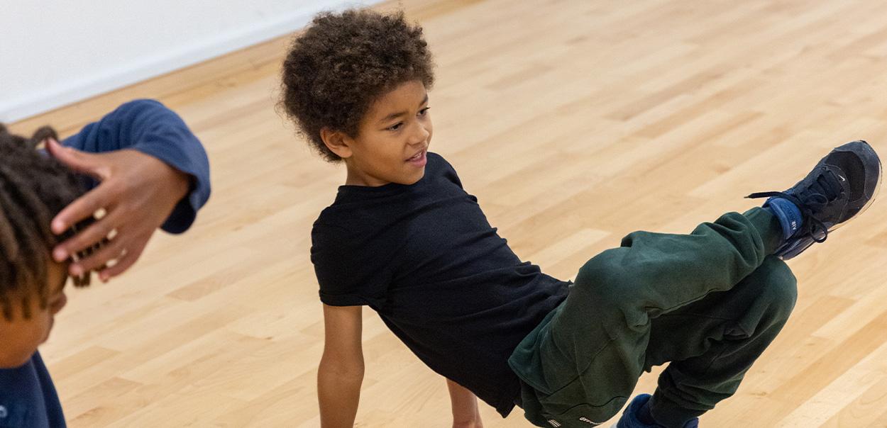 Barn som breakdancer