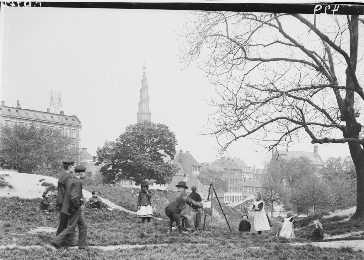 S/H foto af personer på Christianshavns Vold