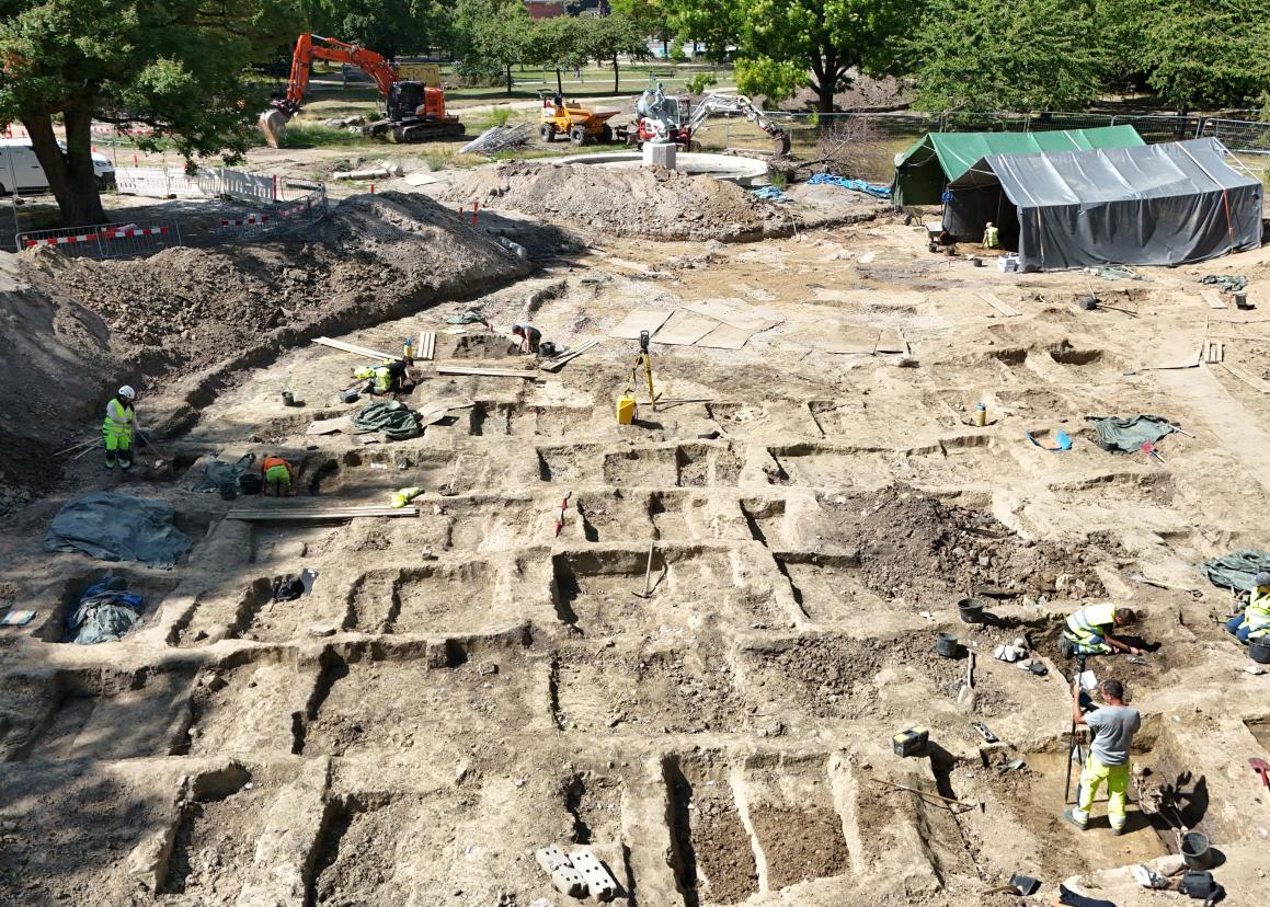 Vue over udgravningsfelt med mange aftryk af grave