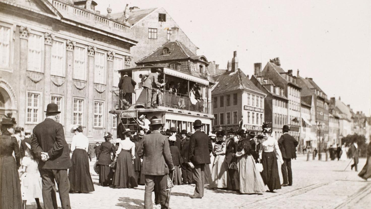 Dobbeltdækkersporvogn på Kongens Nytorv, 1897