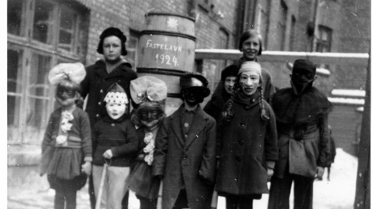 Udklædte børn og fastelavnstønde, 1924