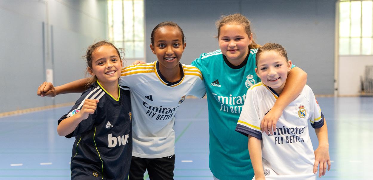 piger indendørs med fodboldtøj på