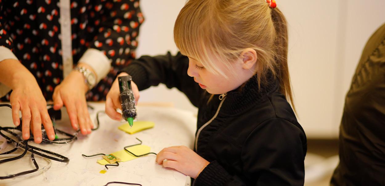 Barn laver kreativ figur 