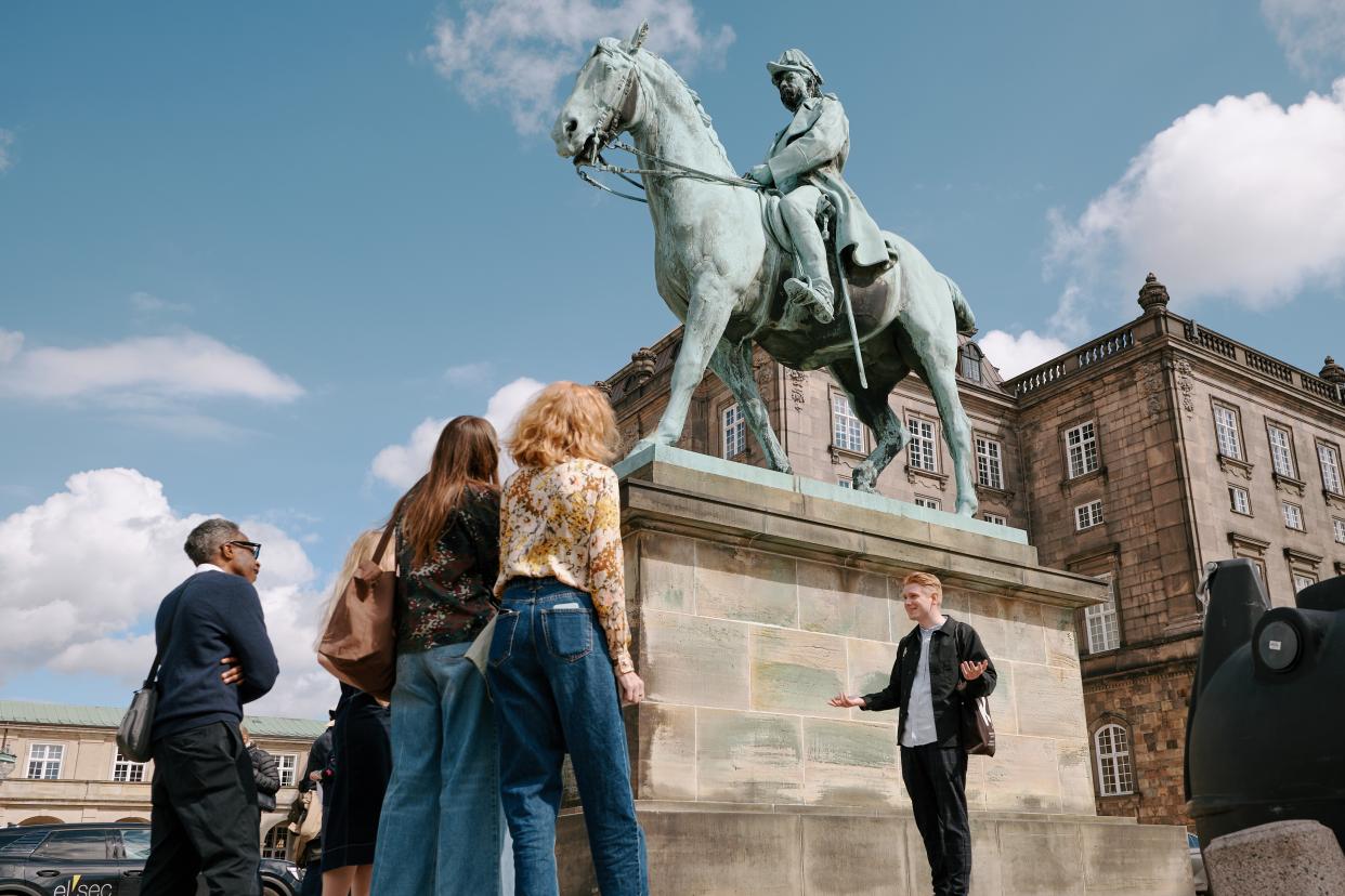 Rytterstatue, byvandring, publikum, omviser