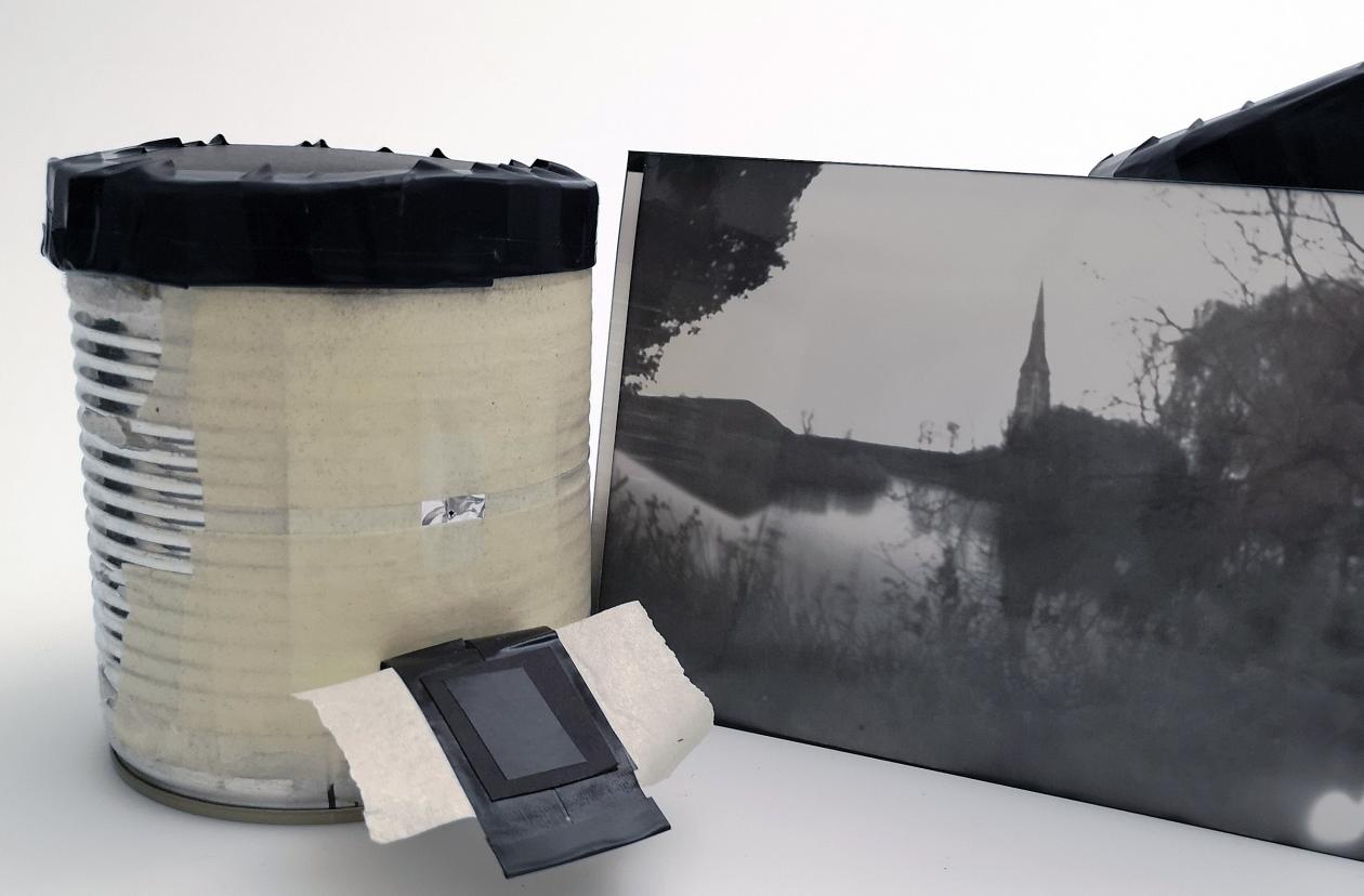 Et hjemmebygget kamera lavet af en dåse og et sort-hvid foto