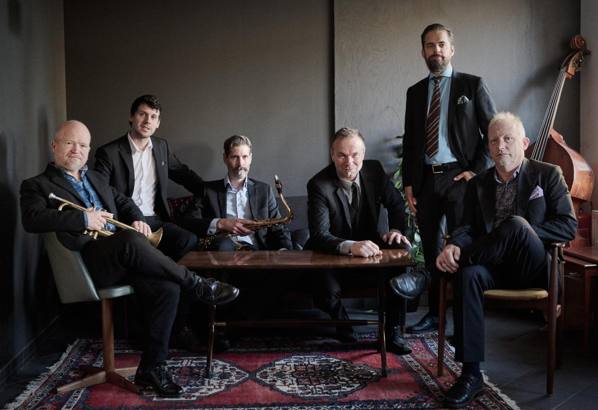 Billedet viser jazzbandet Second Line Jazzband posere foran kameraet