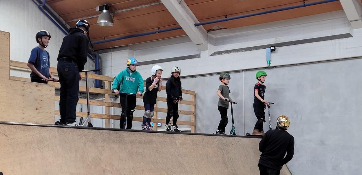 skatere på en rampe