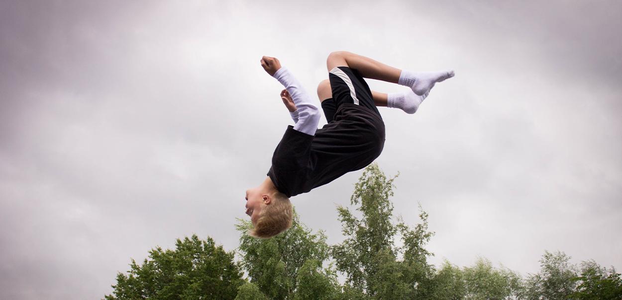 dreng hopper i trampolin