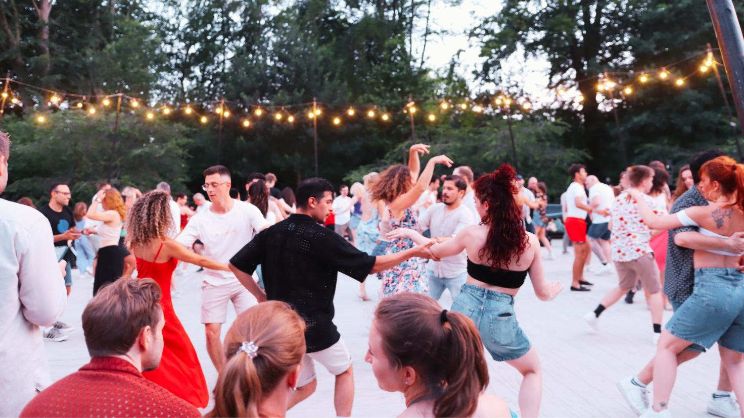 Free outdoor bachata - learn to dance bachata in Fælledparken