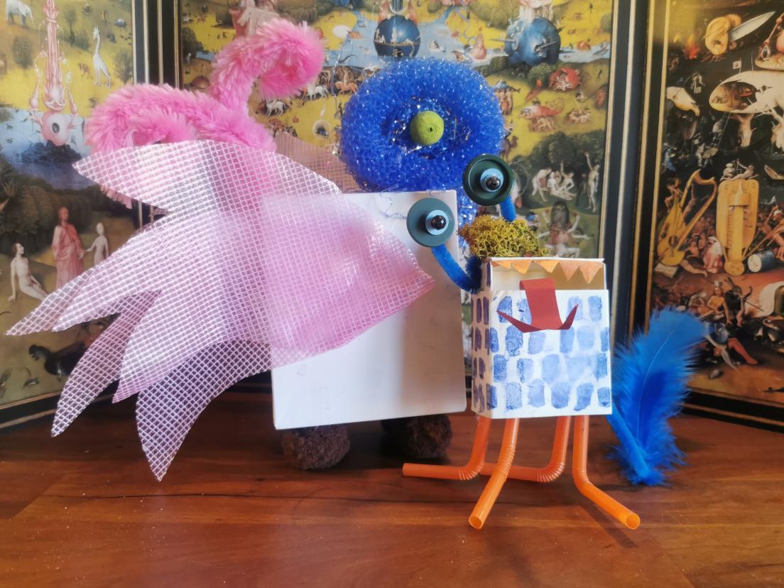 et mærkeligt dyr lavet af genbrugsmaterieler