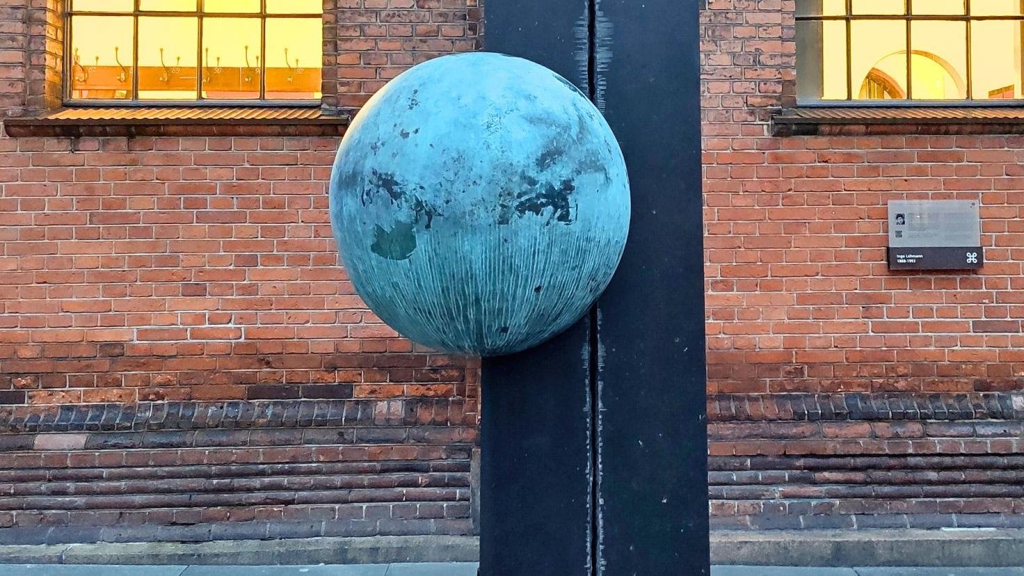 Skulptur til minde om Inge Lehmann