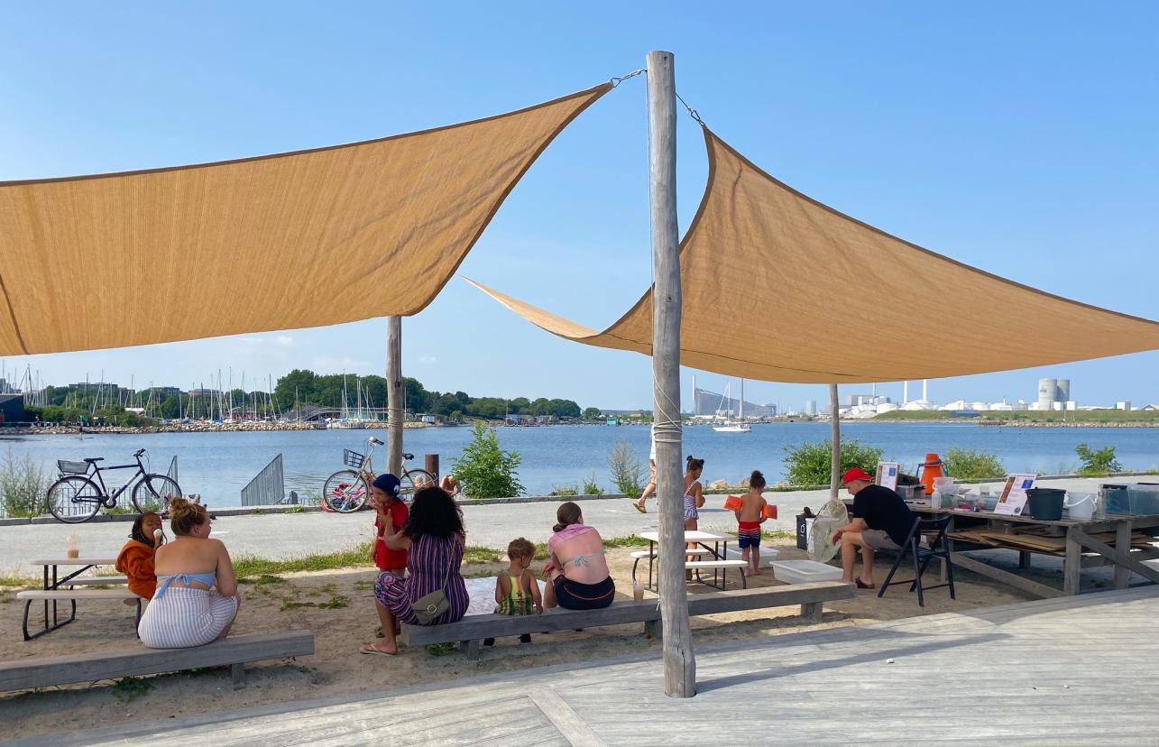 Hygge under solsejl