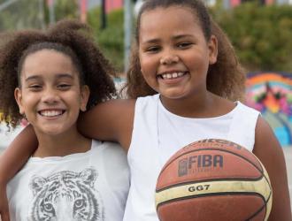 Smilende piger til basket