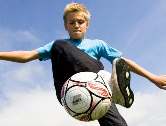 Barn spiller fodbold