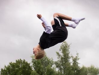 dreng hopper i trampolin